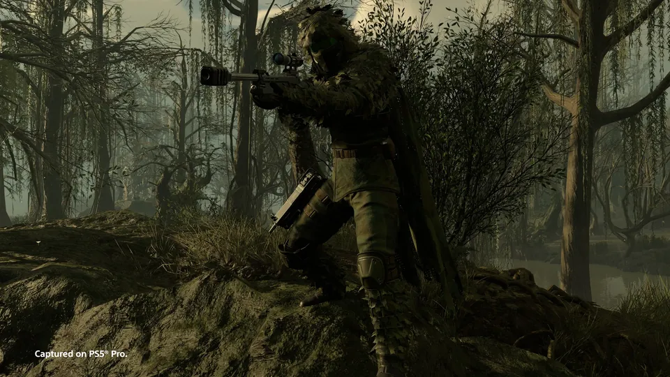 A Helldiver in camouflage armor aiming from a dark swamp forest