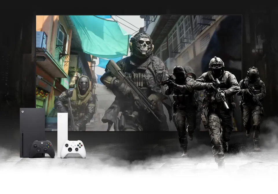 Xbox Series X and Xbox Series S in front of a big screen showing soldiers from Call of Duty