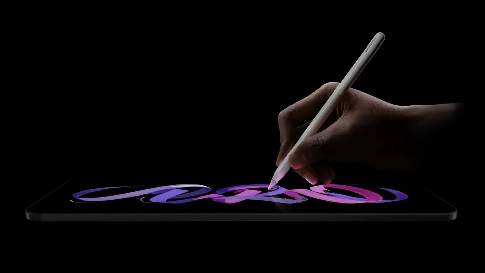 A hand drawing with Apple Pencil Pro on the iPad Pro with M5 lying flat in the dark