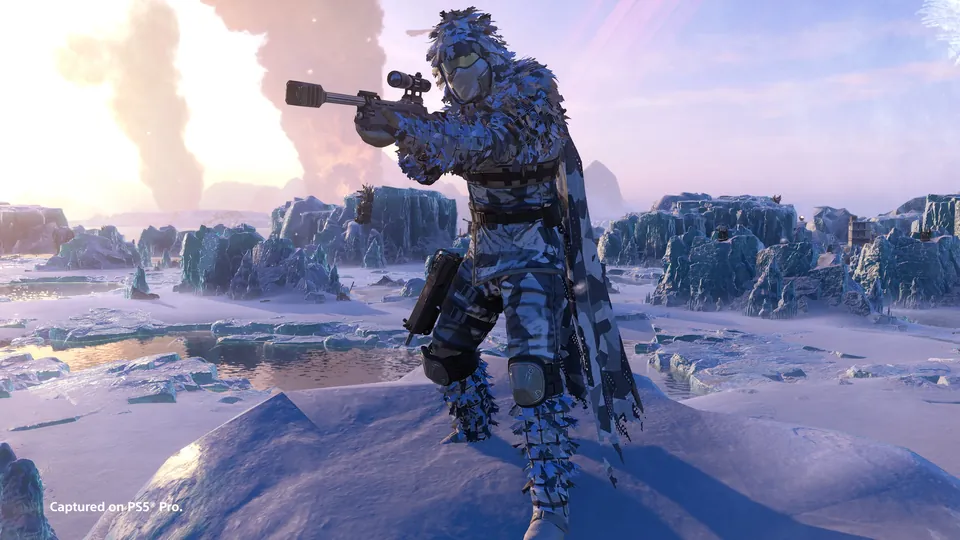 A Helldiver in snow camouflage aiming a scoped rifle on an icy planet