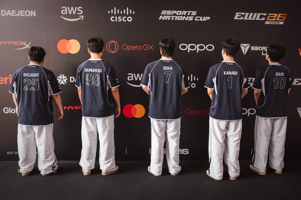 Delight, Gumayusi, Zeka, Kanavi and Zeus of Hanwha Life Esports show the names on their jerseys at MSI 2026