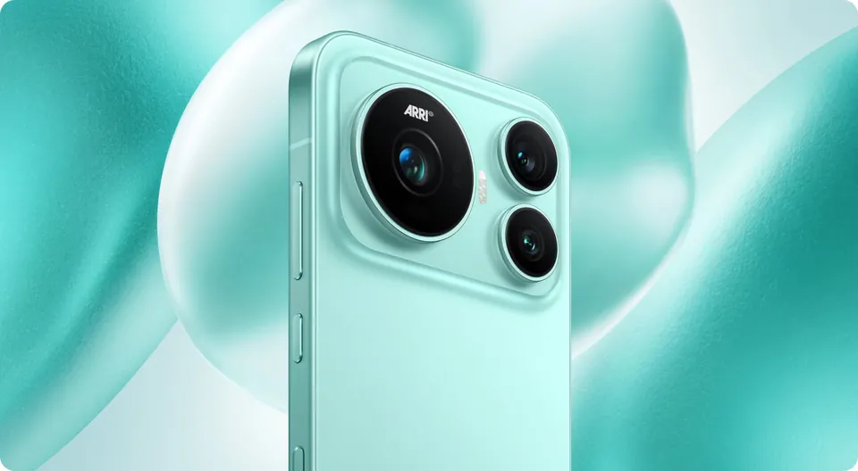 Back of the green Honor Magic 9 with its two 200MP ARRI cameras