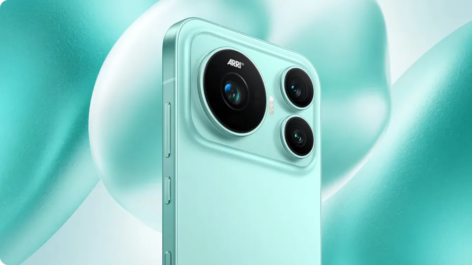 Back of the green Honor Magic 9 with its two 200MP ARRI cameras