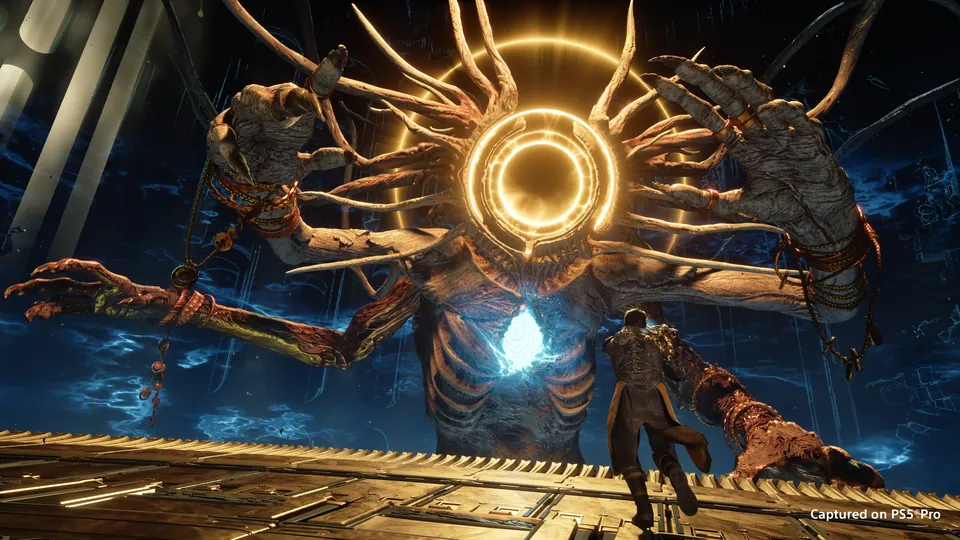 Arjun running toward a giant Overlord with a glowing ring for a head in Saros