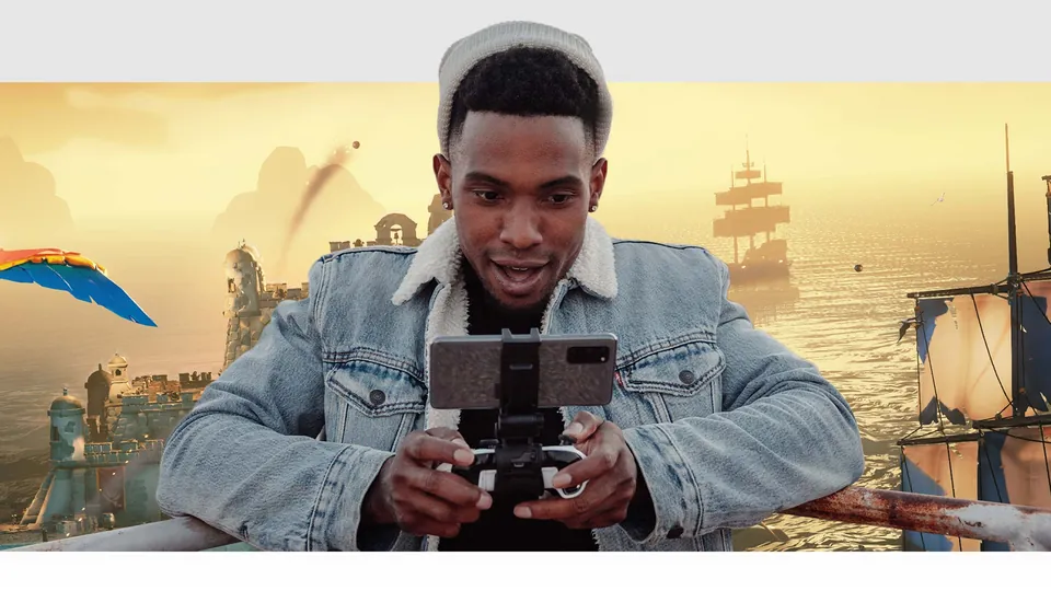 A player streaming Sea of Thieves on a phone clipped to a controller