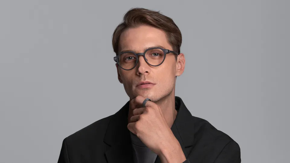 A man wearing the round Even G2 A frame