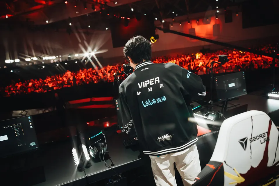 Viper of Bilibili Gaming walks to the stage desks in front of the crowd at MSI 2026 in Daejeon