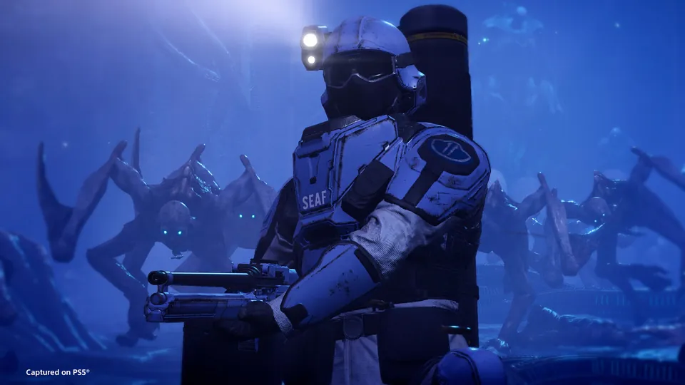 Helldivers 2 screenshot: a Helldiver in white armor with a rifle stands in front of a swarm of Terminid bugs