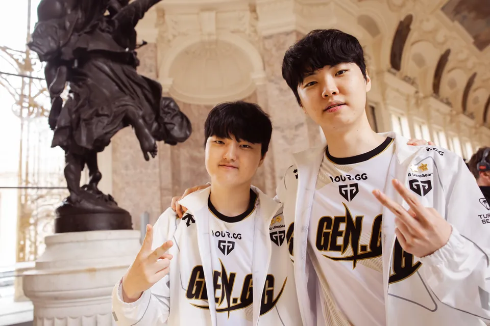 Two Gen.G players in white team jerseys pose with peace signs at the Worlds 2024 semifinal photo shoot in Paris