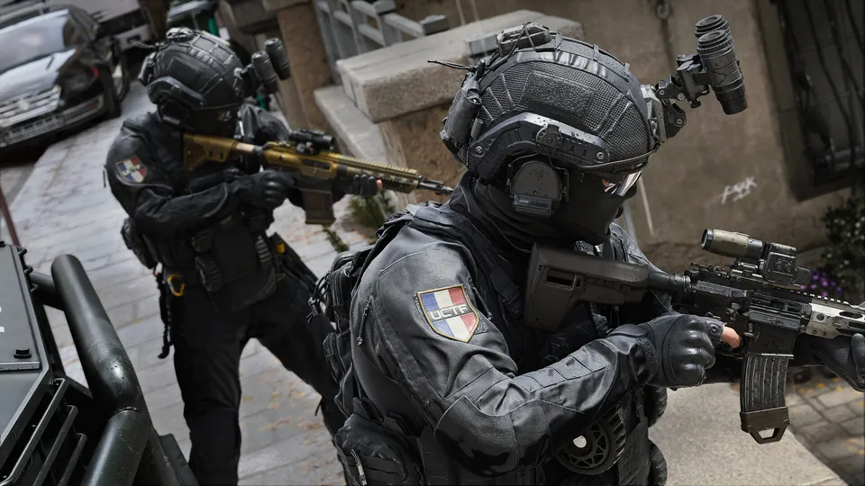 Two soldiers in helmets and tactical gear aim rifles in a Modern Warfare 4 street fight.
